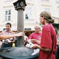 Korunovan slvnosti 2004 - Vino vo fontane.jpg